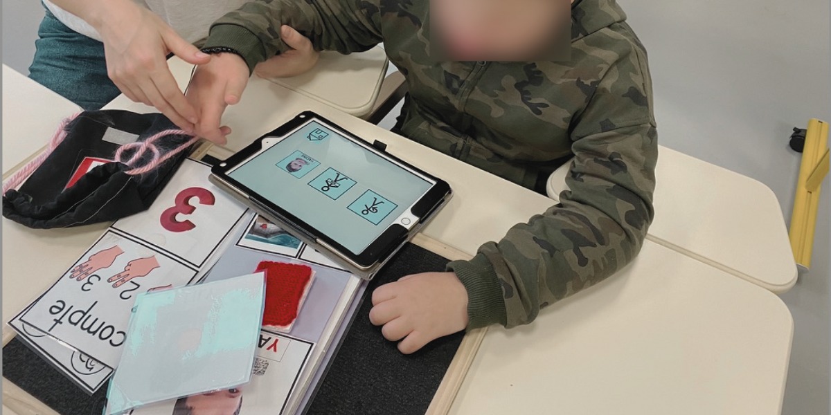 Discover how Sonia and Clarisse create, since the Covid crisis, digital tools adapted to the needs of their multi-handicapped students.